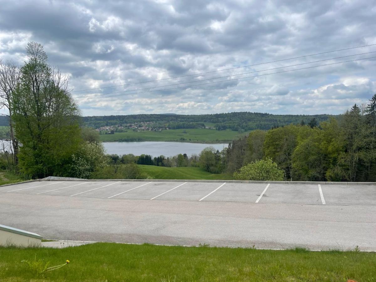 Appartement 4 Personnes Proche Lac Saint Point Montperreux المظهر الخارجي الصورة